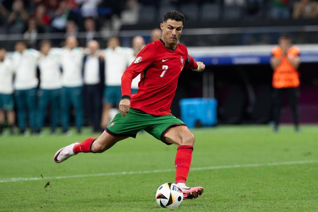 体育冰释前嫌 雷-阿伦出席加内特球衣退役仪式